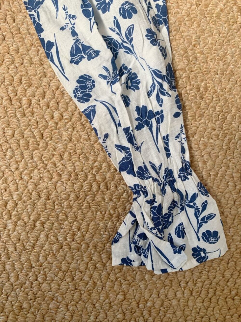 Blue White Floral Puff Sleeve Crop Top Smocked Back Size M - Picture 4 of 6